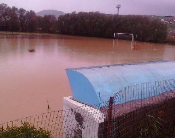 Λίμνη το γήπεδο της ΑΕΚ Κατσαμπά στον Καρτερό