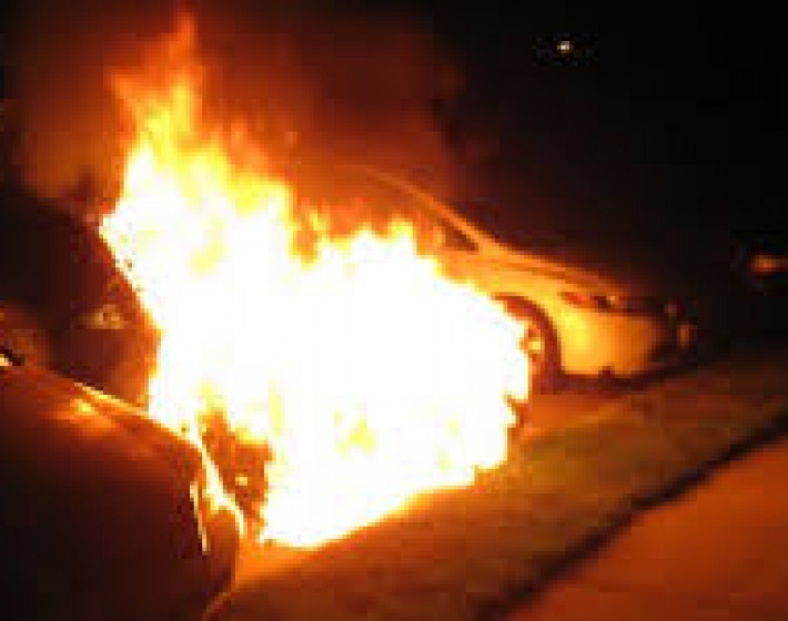 Φωτιά πήραν τρία αυτοκίνητα στο Ηράκλειο