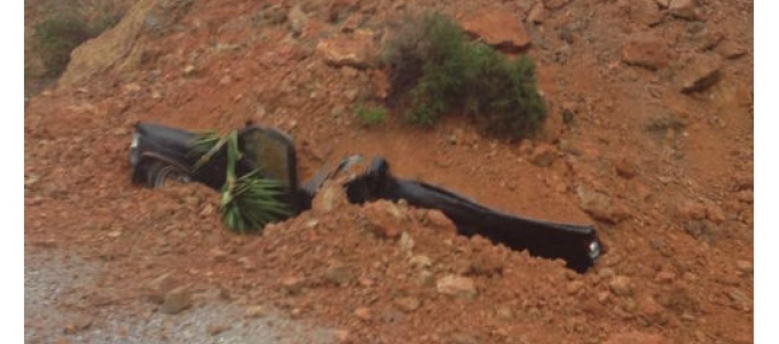 Βράχια και χώμα καταπλάκωσαν αυτοκίνητο στα Χανιά