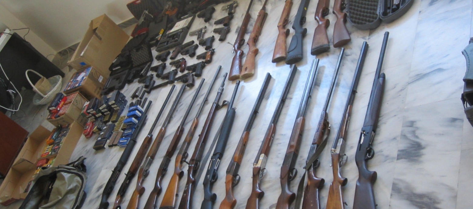 Εξαρθρώθηκε κύκλωμα εμπορίας όπλων σε Κρήτη και Κομοτηνή – Εμπλεκόμενοι αστυνομικοί
