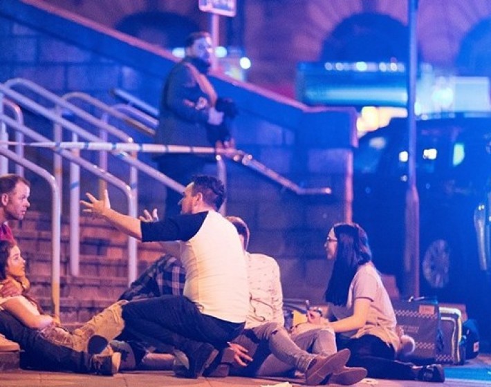 19 νεκροί και δεκάδες τραυματίες από έκρηξη σε συναυλία στο Μάντσεστερ