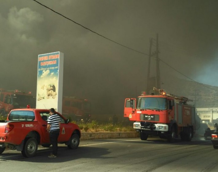 Hράκλειο: Ολοσχερώς καταστράφηκε από πυρκαγιά το εργοστάσιο Βατσινά